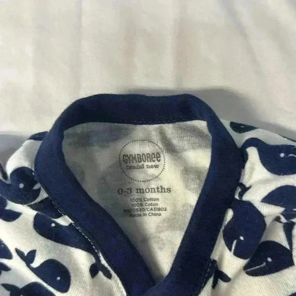 Gymboree - LIKE NEW - short sleeve footed newborn baby sleeper.  Size 0-… - Picture 2 of 3